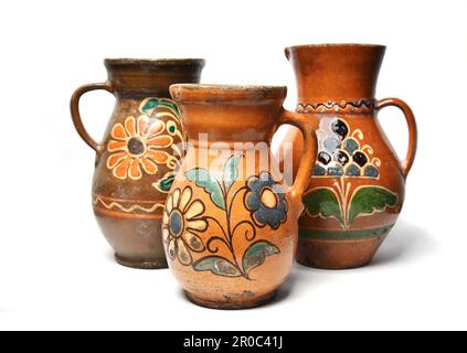 Vecchie caraffe in ceramica su sfondo bianco. Foto Stock