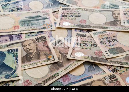 Valuta giapponese. Vista guardando verso il basso un mucchio di banconote giapponesi in vari tagli, 1000, 2000, 5000 e 10.000 Yen Foto Stock