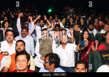 Madhya Pradesh, India. 08th maggio, 2023. : MP Rakesh Singh (C) insieme ad altri spettatori all'interno del cinema ha visto il film The Kerala Story al PVR di Jabalpur, lunedì, maggio, 08, 2023. Foto di - Uma Shankar Mishra Foto Stock