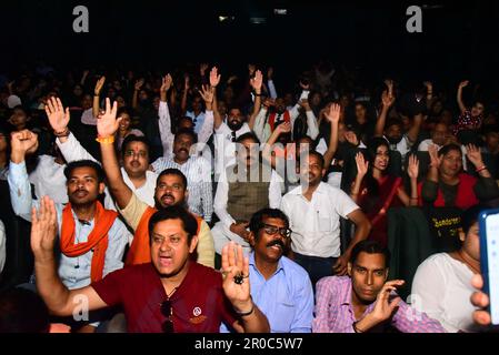 Madhya Pradesh, India. 08th maggio, 2023. : MP Rakesh Singh (C) insieme ad altri spettatori all'interno del cinema ha visto il film The Kerala Story al PVR di Jabalpur, lunedì, maggio, 08, 2023. Foto di - Uma Shankar Mishra Foto Stock