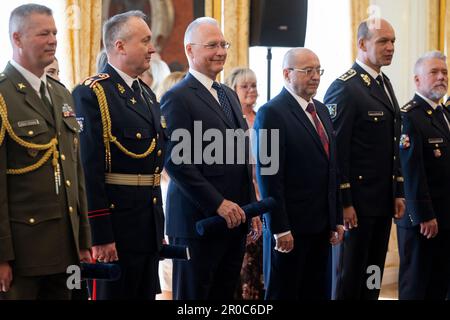 Il presidente ceco Petr Pavel, non visto, ha nominato nuovi generali in occasione della Giornata della Vittoria, il 8 maggio 2023, presso il Castello di Praga, Repubblica Ceca. Nella foto sono visibili il capo del Servizio informazioni sulla sicurezza (BIS) Michal Koudelka, 3rd da sinistra, il direttore dell'Ufficio Relazioni esterne e informazioni (UZSI) Vladimir Posolda, 3rd da destra, e il presidente della polizia Martin Vondrasek, 2nd da destra. Il presidente Pavel promosse Koudelka, dopo anni di rifiuto da parte dell'ex presidente Milos Zeman, al rango di brigadiere generale su proposta del gabinetto. (Foto CTK/Ondrej Deml) Foto Stock