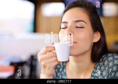 Rilassante tazza di caffè da donna odorante in un ristorante Foto Stock