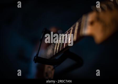 Primo piano del collo della chitarra elettrica con la corda in basso Foto Stock