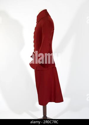 Camice dell'uomo, 18th ° secolo. Cappotto in tessuto Crimson con colletto girabile e bottoni in madreperla o perla. Foto Stock