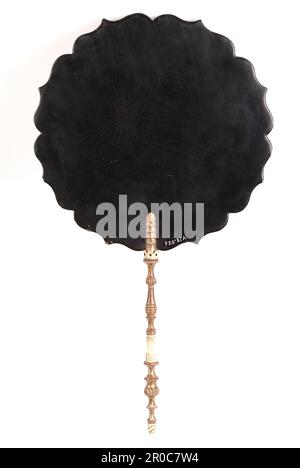 Retro dello schermo del volto di Papier mâché con Ritratto del Principe Alberto sulla parte anteriore, 1840. Produttore: Jennens & Bettridge (Constitution Hill, Birmingham). Uno di un paio, probabilmente fatto per commemorare il matrimonio reale della regina Vittoria e del principe Alberto nel 1840 Foto Stock