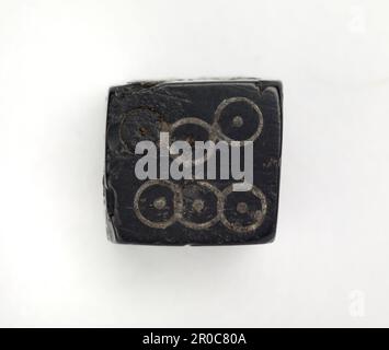 Jet Gaming dice, 14th-15th ° secolo. Dadi da gioco, intagliati a mano da Jet, dal sito del castello di Weoley. Foto Stock
