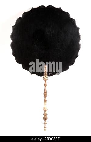 Retro dello schermo del volto di Papier mâché con il ritratto della regina Vittoria sul davanti, 1840. Produttore: Jennens & Bettridge (Constitution Hill, Birmingham). Uno di un paio, probabilmente fatto per commemorare il matrimonio reale della regina Vittoria e del principe Alberto nel 1840 Foto Stock