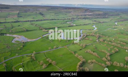 Vista aerea di Wensleydale vicino ad Aysgarth, che si affaccia su terreni agricoli con il fiume Ure che attraversa, in una serata primaverile. Yorkshire Dales National P Foto Stock