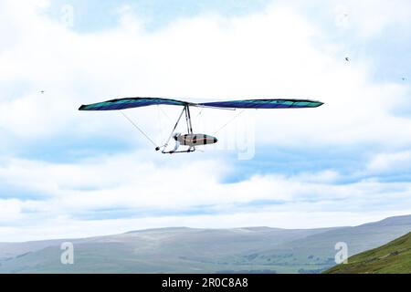Deltaplano decollo dalla brughiera sopra Hawes, Wensleydale, nelle Yorkshire Dales, Regno Unito. Foto Stock