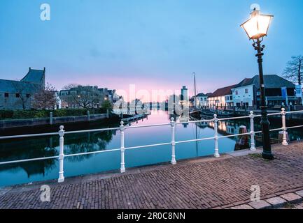 Alba di prima mattina nel centro della città di Zierikzee, Zeeland, Paesi Bassi. Foto Stock
