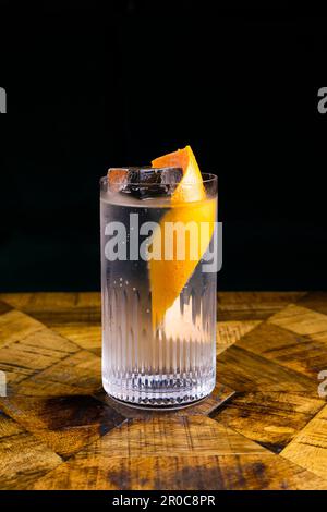 Cocktail gin whisky zacapa in un bar in legno d'epoca Foto Stock