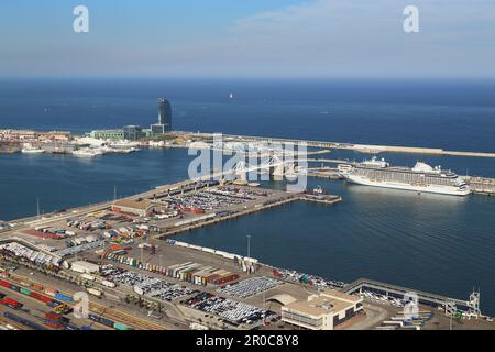 BARCELLONA, SPAGNA - 11 MAGGIO 2017: Questa è una vista aerea del nuovo porto di carico e terminal passeggeri. Foto Stock