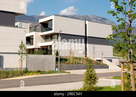 Moderni e bassi edifici di appartamenti in un complesso residenziale recintato ai piedi del Monte Vitosha, Sofia, Bulgaria, Europa orientale, Balcani, UE Foto Stock