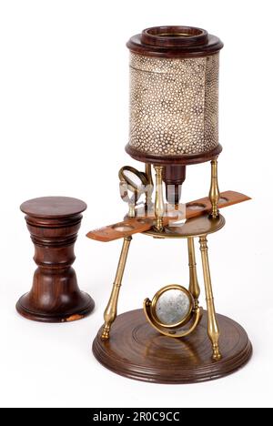 Strumento scientifico - microscopio composto Culpepper, 18th ° secolo. Cassetto in rovere per microscopio, contenente vetrini assortiti (1965T5099.2 a .12)... Microscopio a base di lignum (legno), treppiede a due piani in ottone a forma di balaustra che supporta cartone e corpo principale di lignum. Tubo esterno ricoperto di shagreen (pelle di squalo o cuoio grezzo), con cappuccio di lignum. In legno di quercia... Acquistato da Edward H Pinto, 1965. Foto Stock