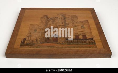 Tunbridgeware Picture - Battle Abbey, 1800-50. Pannello a mosaico dell'Abbazia di Battaglia realizzato nella bottega Fenner e Nye, forse già nel 1820. Si tratta di un pezzo altamente qualificato che utilizza diverse sfumature di mosaico di legno per ottenere un aspetto quasi 'acquerello'. Il costruttore è in grado di mostrare l'abbazia in prospettiva aumentando le dimensioni dei blocchi di legno da sinistra a destra... Acquistato da Edward H Pinto, 1965... . Foto Stock