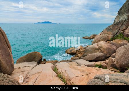 Litorale con rocce di granito e oceano turchese. Foto Stock