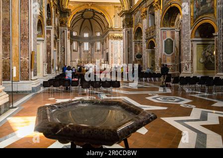 Napoli, 7 maggio 2023 : il sacerdote inizia la messa nella Basilica di San Paolo maggiore a Napoli Foto Stock