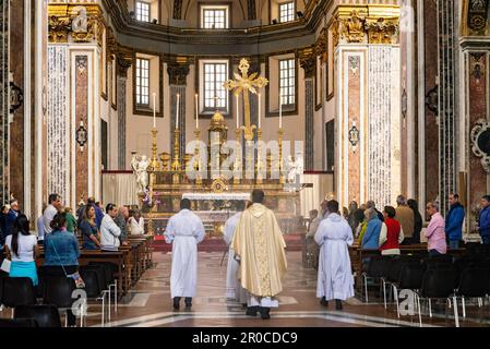 Napoli, 7 maggio 2023 : il sacerdote inizia la messa nella Basilica di San Paolo maggiore a Napoli Foto Stock