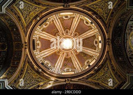 Napoli, Italia 7 maggio 2023 : interni, dipinti e dettagli della chiesa di San Paolo maggiore, nel cener storico di Napoli Foto Stock