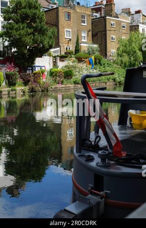 Londra - 05 21 2022: Dettaglio di una casa galleggiante e giardini fioriti sullo sfondo del Canal Grande Union di fronte al Meanwhile Skate Park Foto Stock