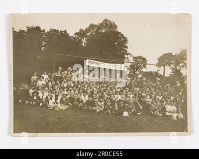 Fotografia - Pearson's Fresh Air Fund, 1925-1939. Una di una raccolta di fotografie relative al fondo per l'aria fresca di Pearson... Il Pearson's Fresh Air Fund è stato un ente di beneficenza nazionale che ha organizzato gite di un giorno e vacanze in campagna per i bambini delle città povere. La filiale di Birmingham ha organizzato vacanze in luoghi come le Lickey, Rubery e Sutton. Gite di un giorno sono andate in tram da Suffolk St. Oltre 900 bambini hanno partecipato a ogni gita giornaliera, le etichette hanno aiutato gli organizzatori a identificare tutti i partecipanti. Foto Stock