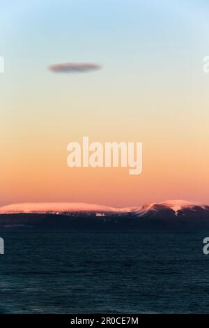 Tramonto sul ghiacciaio Vasa-Stortinden. Una piccola nuvola galleggia nel colorato cielo del tramonto artico. Svalbard, Spitsbergen, Norvegia. Foto Stock