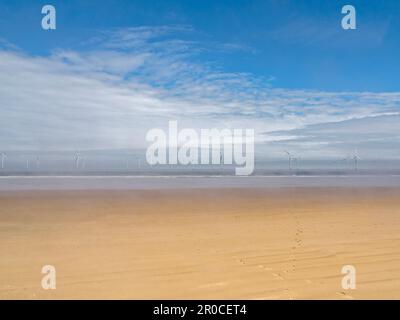 Vista della fattoria eolica offshore a Redcar, North Yorkshire, Inghilterra Foto Stock