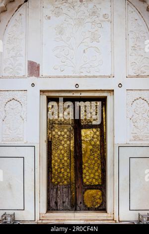 Porta d'oro del Bibi Ka Maqbara - bambino Taj Mahal - in Aurangabad, Maharashtra, India, Asia Foto Stock