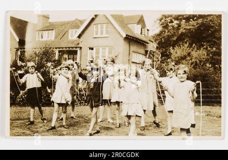 Fotografia - Pearson's Fresh Air Fund, 1929.. Una di una raccolta di fotografie relative al fondo per l'aria fresca di Pearson... Il Pearson's Fresh Air Fund è stato un ente di beneficenza nazionale che ha organizzato gite di un giorno e vacanze in campagna per i bambini delle città povere. La filiale di Birmingham ha organizzato vacanze in luoghi come le Lickey, Rubery e Sutton. Gite di un giorno sono andate in tram da Suffolk St. Oltre 900 bambini hanno partecipato a ogni gita giornaliera, le etichette hanno aiutato gli organizzatori a identificare tutti i partecipanti. Foto Stock