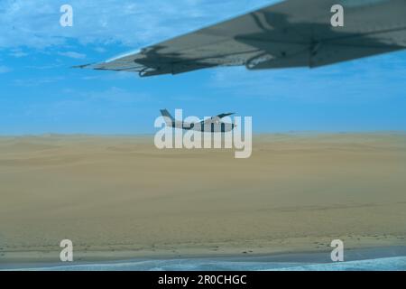 Fotografia aerea la costa della Namibia dove le dune di sabbia incontrano l'Oceano Atlantico, Namibia Foto Stock