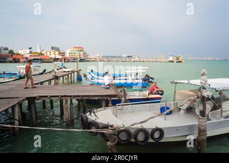 Georgetown, Penang, Malesia - 03 settembre 2014: Molo su palafitte con barche a Chew Jetty mare galleggiante villaggio nella storica Georgetown, Penang, Foto Stock