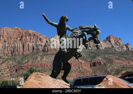 Una statua di un cowboy su un cavallo da allevamento fotografata allo Zion National Park è un parco nazionale americano situato nel sud-ovest dello Utah vicino alla città di Foto Stock