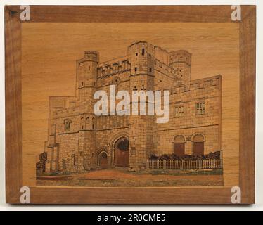 Tunbridgeware Picture - Battle Abbey, 1800-50. Pannello a mosaico dell'Abbazia di Battaglia realizzato nella bottega Fenner e Nye, forse già nel 1820. Si tratta di un pezzo altamente qualificato che utilizza diverse sfumature di mosaico di legno per ottenere un aspetto quasi 'acquerello'. Il costruttore è in grado di mostrare l'abbazia in prospettiva aumentando le dimensioni dei blocchi di legno da sinistra a destra... Acquistato da Edward H Pinto, 1965... . Foto Stock