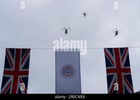 Elicotteri della Royal Navy che volano sopra le bandiere di Union Jack dopo l'incoronazione di re Carlo III Westland Wildcat e due elicotteri Merlin Foto Stock