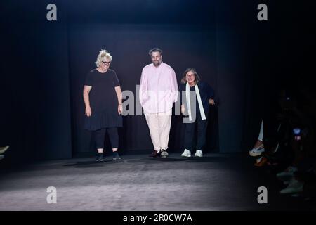 080 MINUTI DALLA PASSERELLA DI STILE Foto Stock