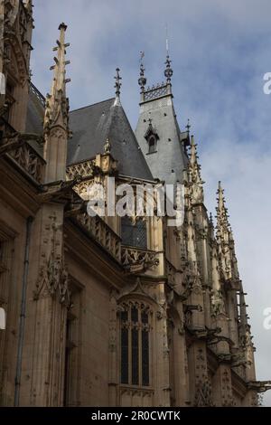 Rouen, Francia: Dettaglio dell'edificio gotico che funge da Palais de Justice, il tribunale. Raramente è aperto ai visitatori. Foto Stock