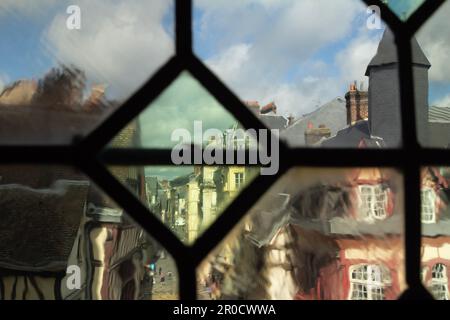 Rouen, Francia: La vista lungo rue du Gros Horloge vista attraverso una lastra di vetrate colorate e conduce da un piano superiore del museo Gros Horloge. Foto Stock