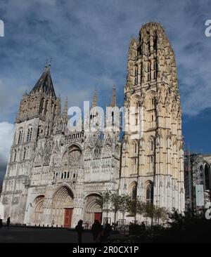 Rouen, Francia: Cattedrale di Notre Dame contro un cielo cirrocumulo. Foto Stock