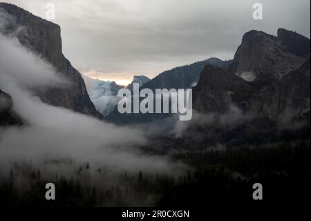 Il punto panoramico Tunner View di Yosemite offre una vista affascinante di El Capitan e della Valle di Yosemite Foto Stock