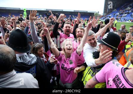 I fan di Northampton Town celebrano la promozione dopo la partita della Sky Bet League Two al Prenton Park, Birkenhead. Data immagine: Lunedì 8 maggio 2023. Foto Stock