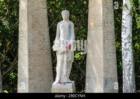 Decin, Repubblica Ceca. 08th maggio, 2023. La polizia sta indagando su un caso dalla mattina del 8 maggio 2023, in cui un colpevole sconosciuto ha scritto due ZS su un monumento ai soldati sovietici a Decin, Repubblica Ceca, vicino al cimitero di Na Folknarich. VERSAL Z è un simbolo dell'invasione russa dell'Ucraina. Oggi, una cerimonia commemorativa è stata tenuta presso il monumento dalla città per celebrare il 78th° anniversario della fine della seconda guerra mondiale. Nella foto si vede una parte del monumento danneggiata con vernice rossa. Credit: Ondrej Hajek/CTK Photo/Alamy Live News Foto Stock