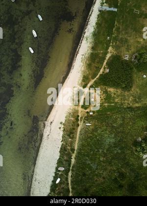 Una vista aerea di un pittoresco porto in Danimarca, caratterizzato da una varietà di barche colorate che si inneggiano nelle acque cristalline vicino alla riva Foto Stock