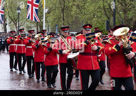 Massed Foot Guards' Band che partecipa alla processione di King Charles Coronation lungo il Mall di Londra il 6th maggio 2023 Foto Stock