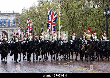 Le truppe della Divisione Household montate partecipano alla processione di King Charles Coronation lungo il Mall di Londra il 6th maggio 2023 Foto Stock