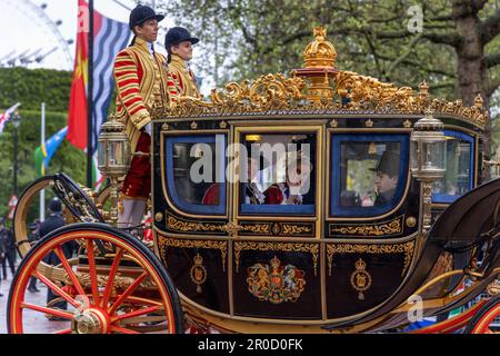 Il Duca e la Duchessa di Edimburgo, Lady Louise Mountbatten Windsor & Conte di Wessex nel Mall dopo l'incoronazione di Re Carlo a Londra, 6th maggio 2023 Foto Stock