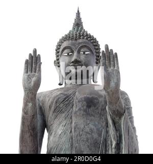 Immagine di Buddha in piedi, isolata su bianco, a Wat Khun Samut Chin a Samut Prakan, Thailandia. Foto Stock