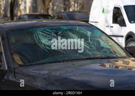 Parabrezza rotto della vettura. Auto dopo un incidente con un vetro rotto. Parabrezza rotto dopo un uragano Foto Stock