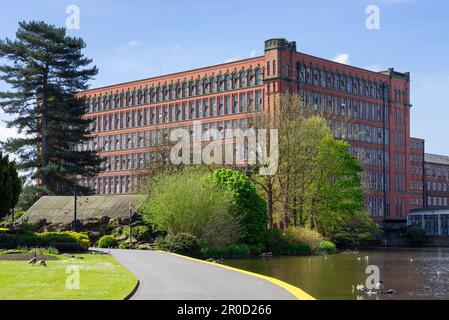 Belper Derbyshire Belper River Gardens e River Derwent Strutt's North Mill pioniere del cotonificio ignifugo Belper Derbyshire Inghilterra Regno Unito Europa Foto Stock