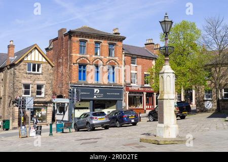 Belper Derbyshire Shops and Businesses on the Market Place, Belper, Derbyshire, Inghilterra, Regno Unito, GB, Europa Foto Stock