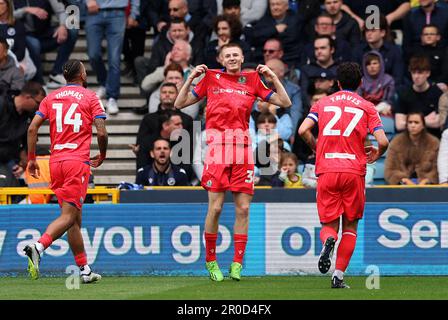 Adam Wharton (centro) di Blackburn Rovers celebra il primo goal del gioco durante la partita del campionato Sky Bet al Den, Londra. Data immagine: Lunedì 8 maggio 2023. Foto Stock